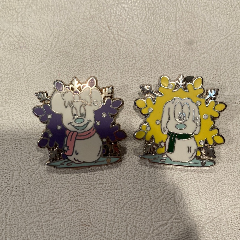 Set of two Disney pins